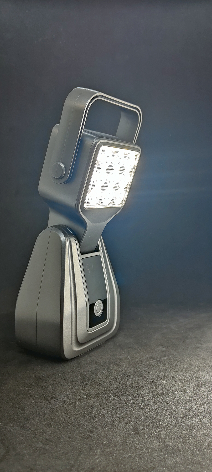 Projecteur rechargeable Lumidrive Roverspot 2 400 lumens allumé Afbeelding